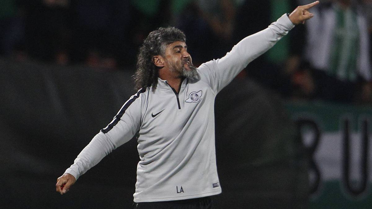 Leonel Álvarez deja de ser el técnico de Libertad de Paraguay