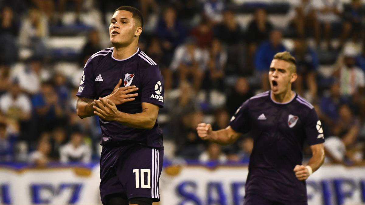 Juan Fernando Quintero y Rafael Santos Borré, quienes están en la lucha por un cupo a la Copa Libertadores 2020 con River Plate ante Atlético Tucumán y Boca Juniors.