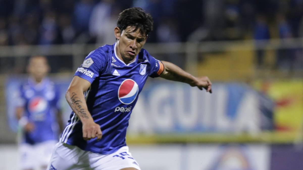 Roberto Ovelar, delantero de Millonarios, discutió en redes sociales con José Luis chilavert por la política de Paraguay.
