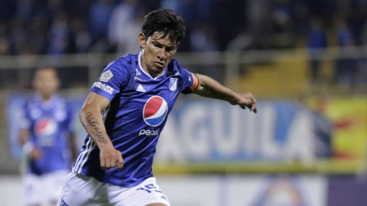 Roberto Ovelar, delantero de Millonarios, discutió en redes sociales con José Luis chilavert por la política de Paraguay.