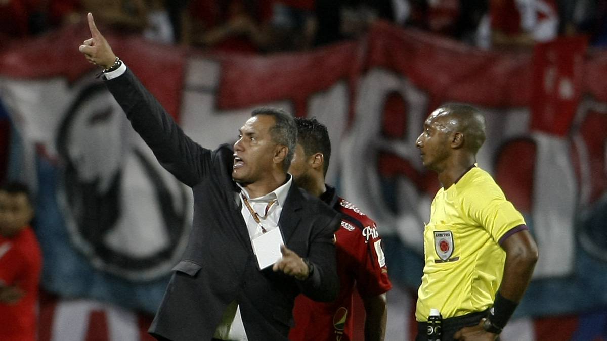 Hernán Torres sancionado en Costa Rica.