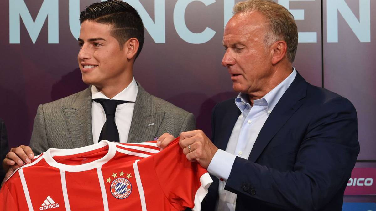 James Rodríguez con Rummenigge en su presentación.
