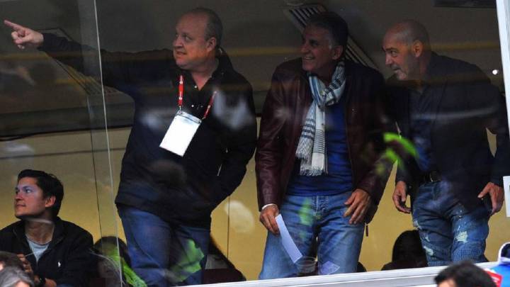 Carlos Queiroz, técnico de la Selección Colombia y Arturo Reyes, uno de sus asistentes y DT de la Sub 20, ven Millonarios vs. Atlético Nacional