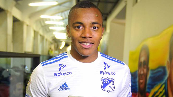 Wuilker Fariñez recibe el premio a mejor jugador del partido entre Millonarios y Atlético Nacional en la Liga Águila