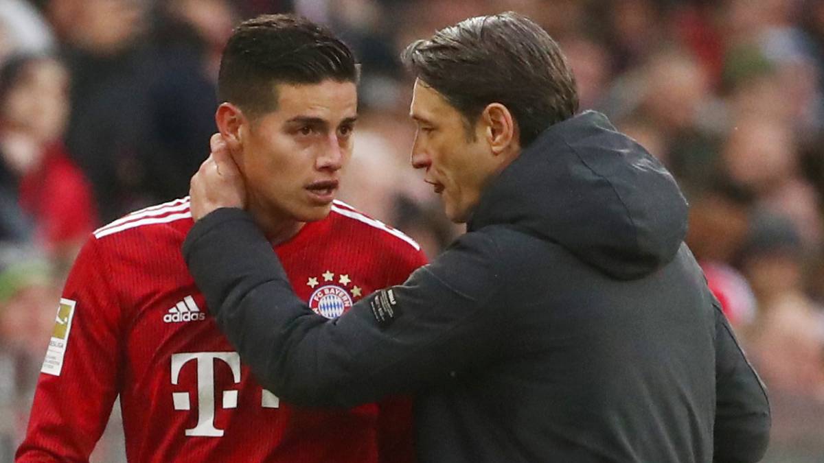 James Rodríguez habla con Niko Kovac, técnico de Bayern Múnich, durante un partido de la Bundesliga