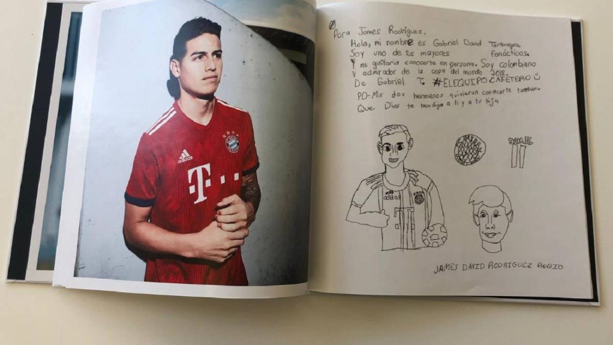 James recibió un libro por parte de hinchas colombianos en Nueva York en la previa del partido entre Bayern y Liverpool