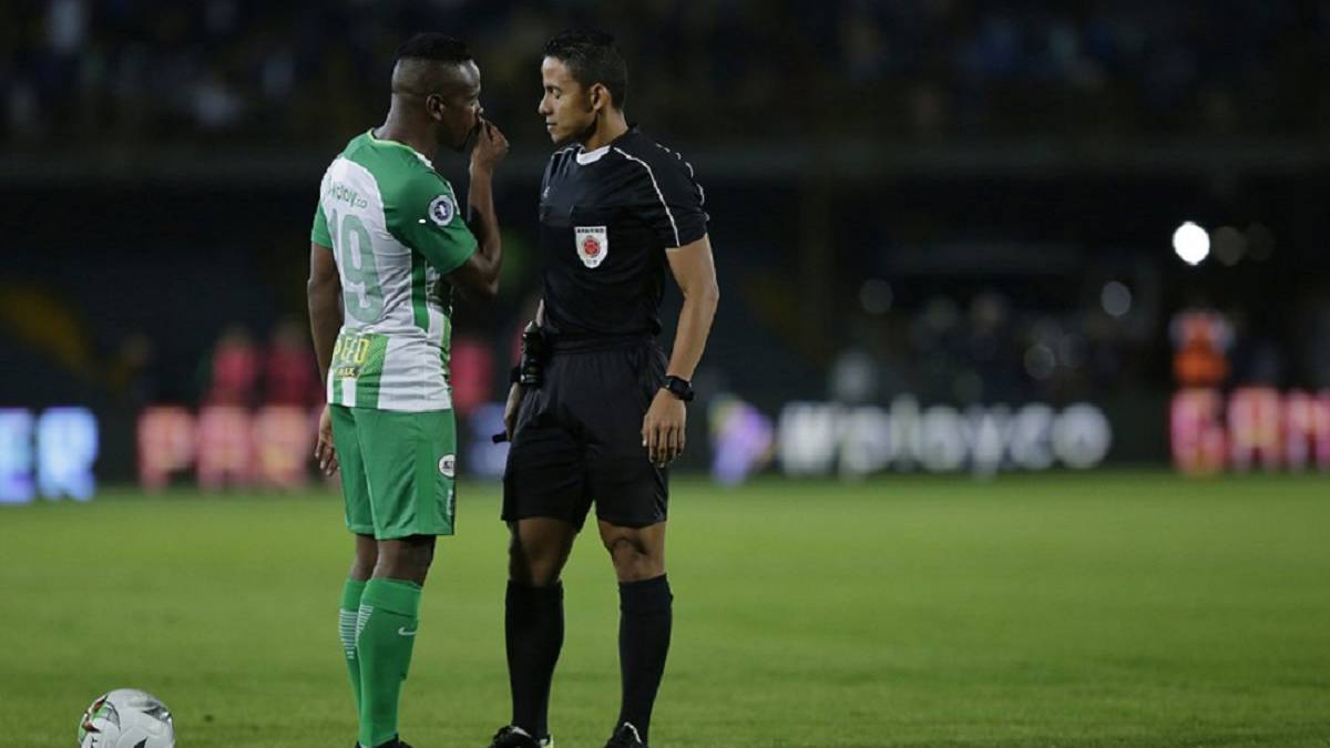 El volante Yerson Candelo dialoga con el árbitro en un partido ante Millonarios por el Torneo Fox