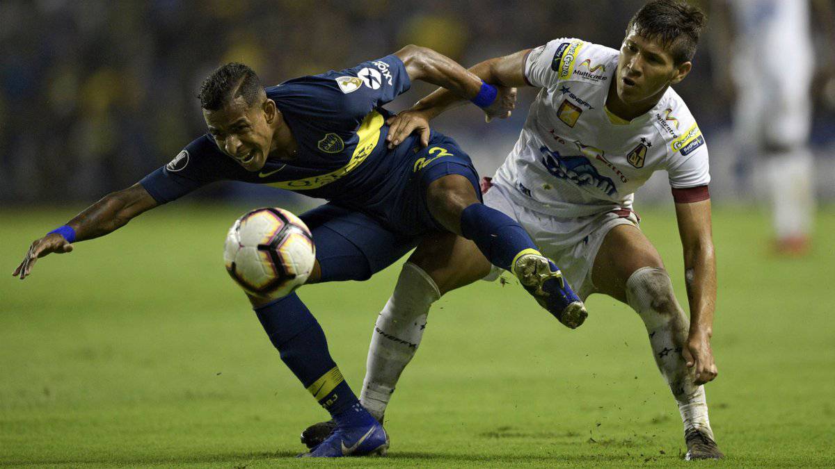 Sebastian Villa con Rafael Carrascal en el empate de Tolima ante Boca Juniors.