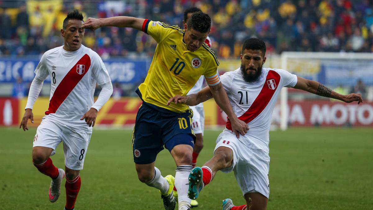James Rodríguez ante dos jugadores peruanos en un partido de Copa América 2015