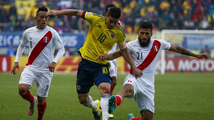 James Rodríguez ante dos jugadores peruanos en un partido de Copa América 2015