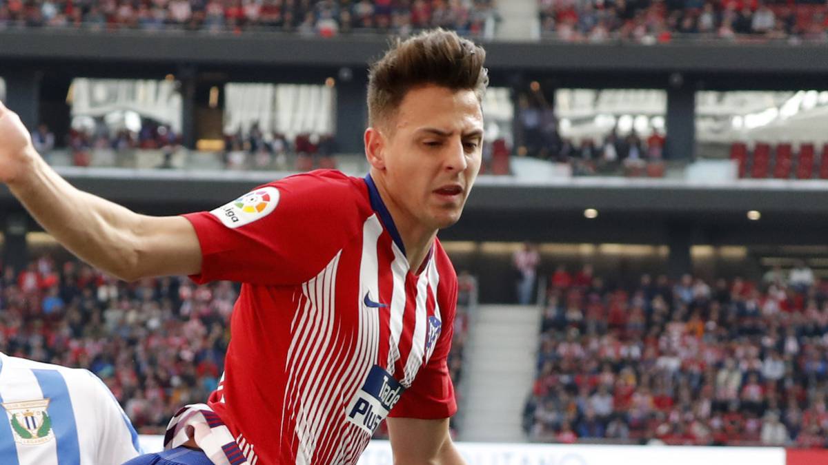 Santiago Arias, quien fue demandado por su ex representante por incumplimiento de contrato, durante un partido con Atlético de Madrid.