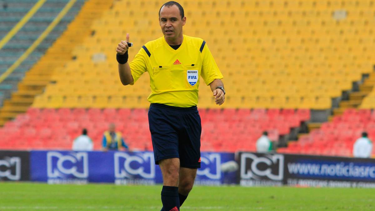 Luis Sánchez, arbitrando un partido entre Santa Fe y Pasto en el 2016.