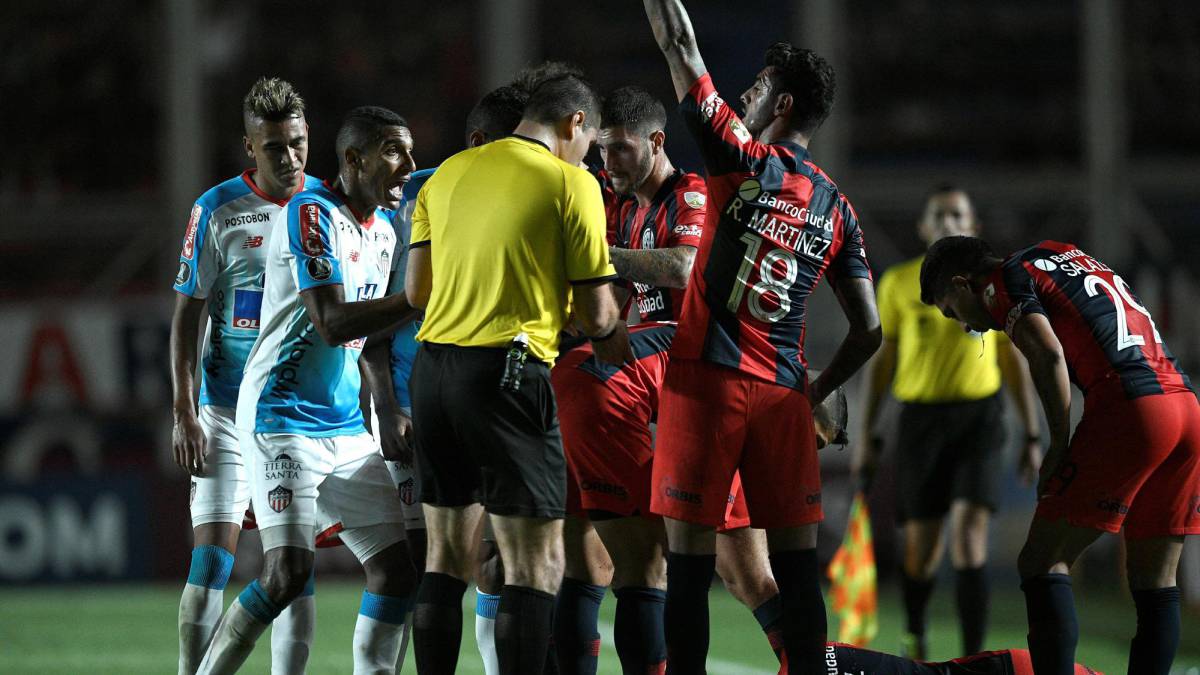 Gabriel Fuentes salió expulsado por codazo a Damián Pérez en el partido entre Junior y San Lorenzo