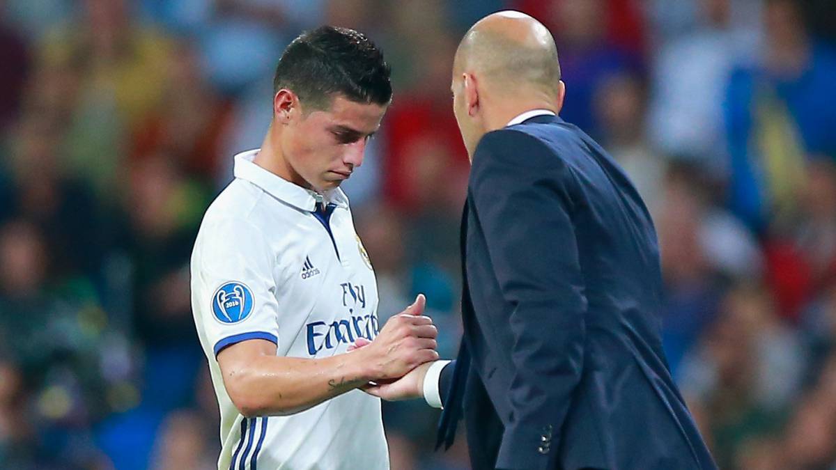 James Rodríguez saluda a Zidane durante un partido del Real Madrid en la Champions League