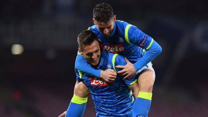 Milik celebra con Mertens un gol ante el Salzburgo por los octavos de final de la Europa League.