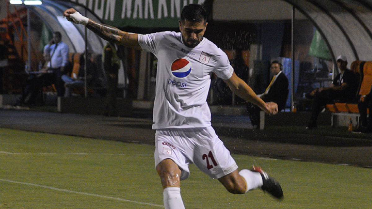Julian Guevara yel AMérica de Cali preparan el partido frente alDeportivo cali por la décima fecha de la Liga Águila