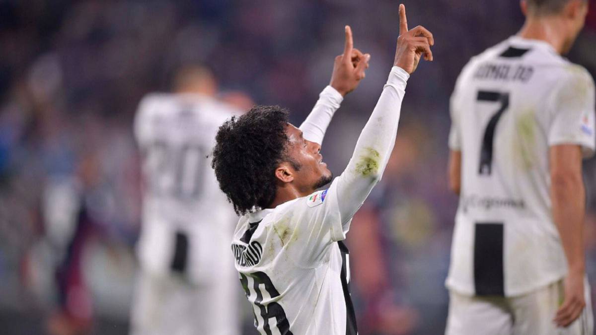 Juan Guillermo Cuadrado, jugador de la Juventus, celebra una anotación.