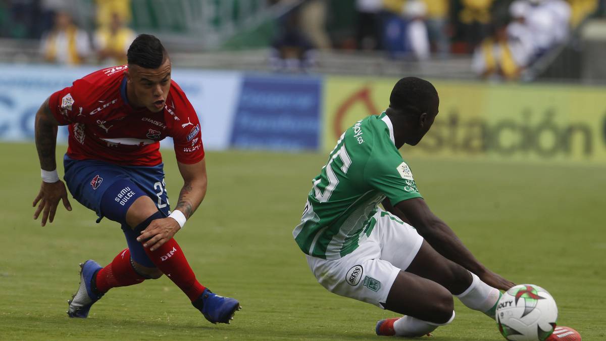 Leonardo Castro y Deiver Machado disputan un balón en clasico antioqueño.