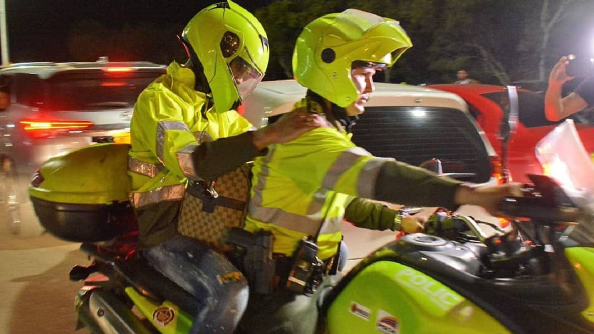 Camilo Vargas, arquero del Cali, sale disfrazado de policía de Palmaseca