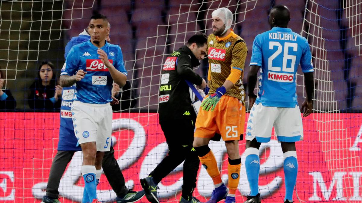 David Ospina tuvo que ser trasladado a un centro sanatorio luego de sufrir un impacto en su cabeza en el juego ante Udinese.