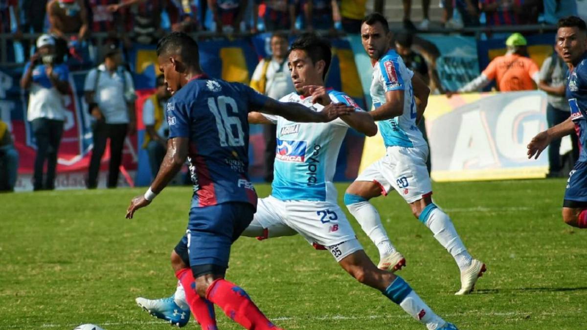 Sambueza presiona a Brayan Correa en el duelo Unión vs Junior
