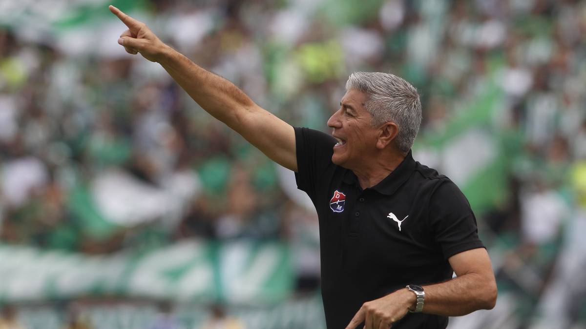 El técnico de Medellín Octavio Zambrano, dando indicaciones en el clásico ante Nacional.