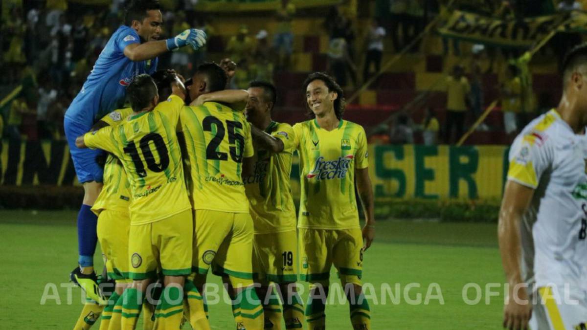 Los jugadores de Bucaramanga, celebran tras lograr un triunfo en Liga Águila.