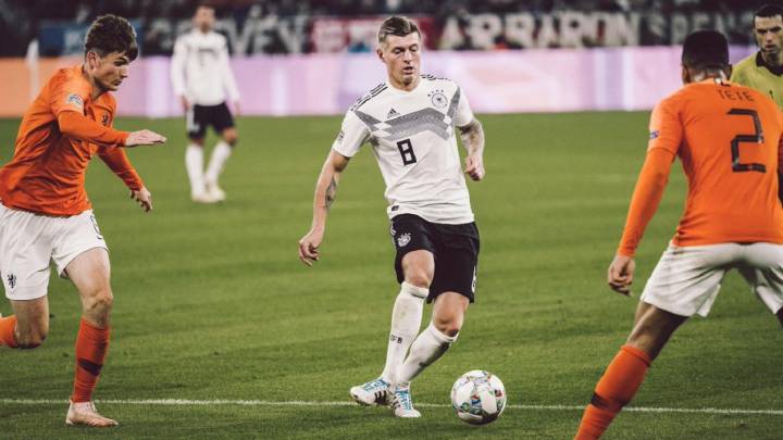 Toni Kroos maneja el balón en un partido ante Holanda por la liga de las naciones.