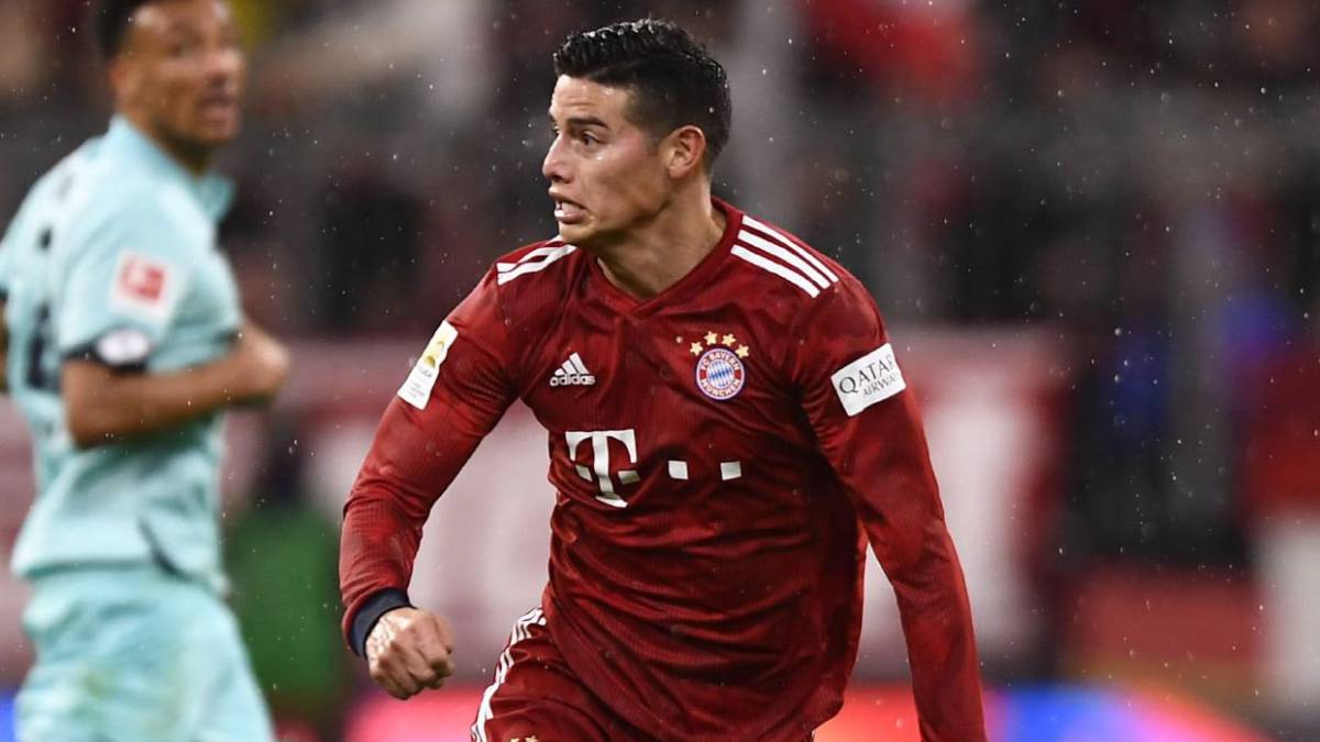 James Rodríguez controla el balón en el partido ante Mainz por la Bundesliga en el que marcó un triplete