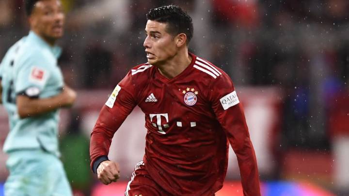 James Rodríguez controla el balón en el partido ante Mainz por la Bundesliga en el que marcó un triplete