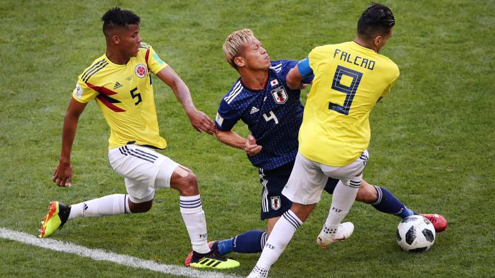 Falcao y Wilmar Barrios disputan una pelota con Keisuke Honda en el Mundial de Rusia 2018.
