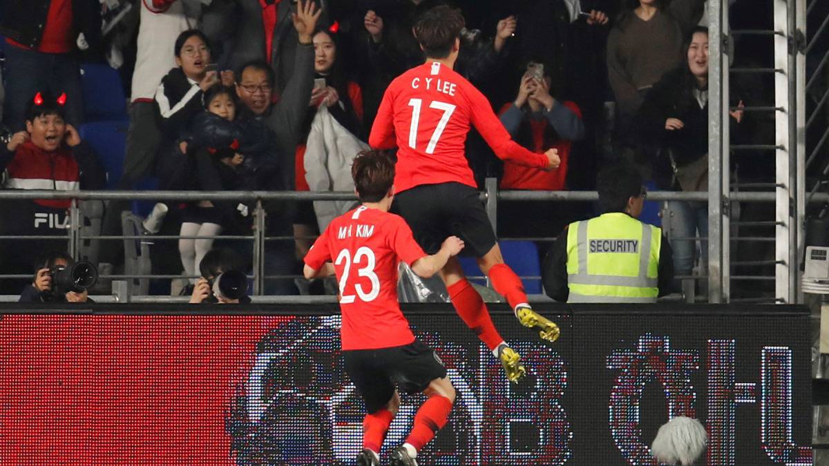 Los jugadores coreanos celebran el gol de la victoria 1-0 ante Bolivia en partido amistoso.