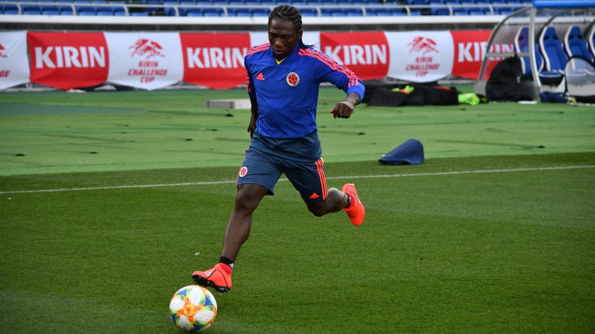 Yimmi Chará en un entrenamiento de la Selección Colombia en Japón.