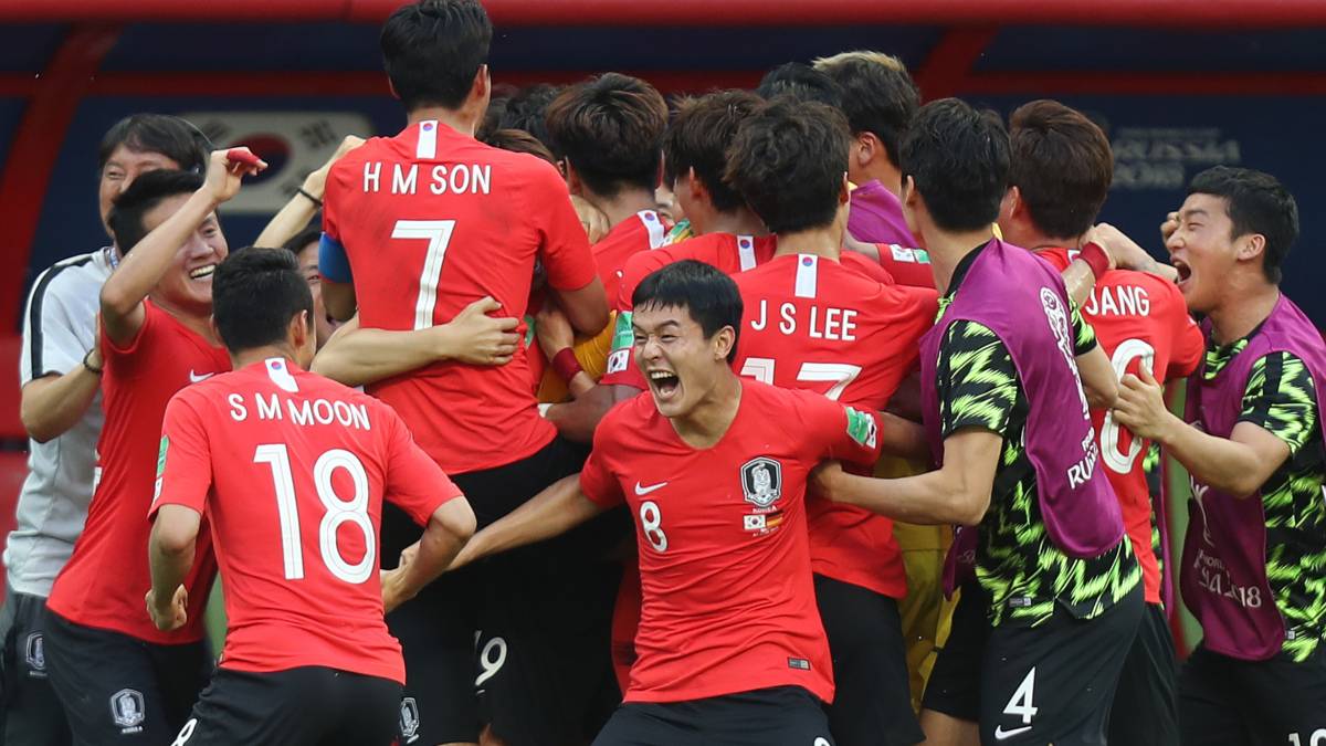 Los jugadores de Corea del Sur celebran el triunfo ante Alemania durante el Mundial de Rusia 2018