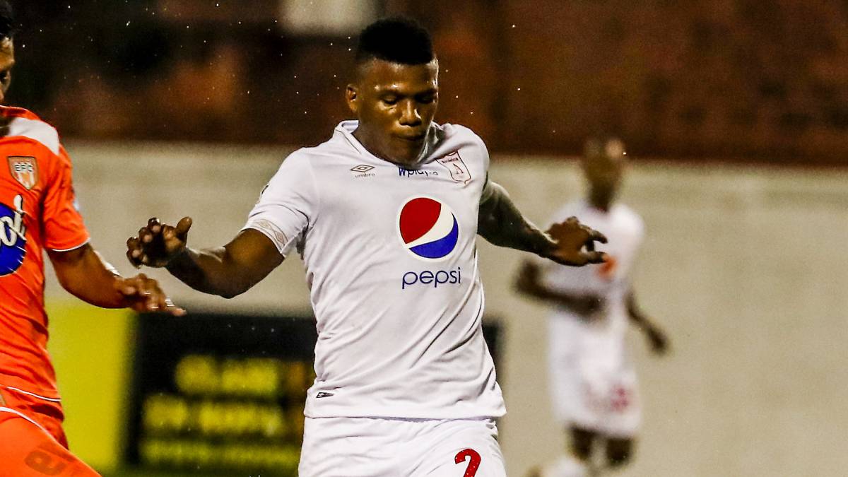 Marlon Torres intenta quitar un balón en un partido entre América de Cali y Envigado por la Liga Águila