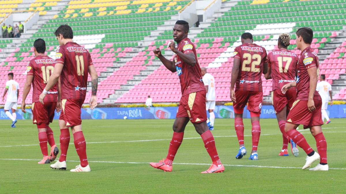 Jugadores del Deportes Tolima celebran una anotación en el Manuel Murillo Toro.