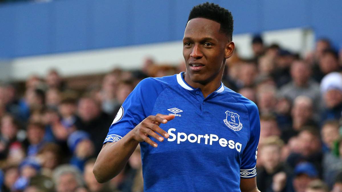Yerry Mina celebra una anotación ante el Chelsea con el brasileño Richarlison.