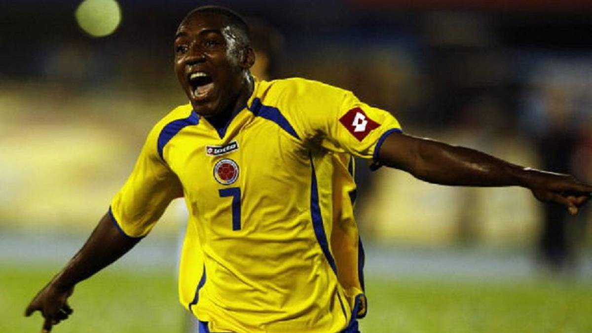 Edixon Perea celebrando un gol con la Selección Colombia.