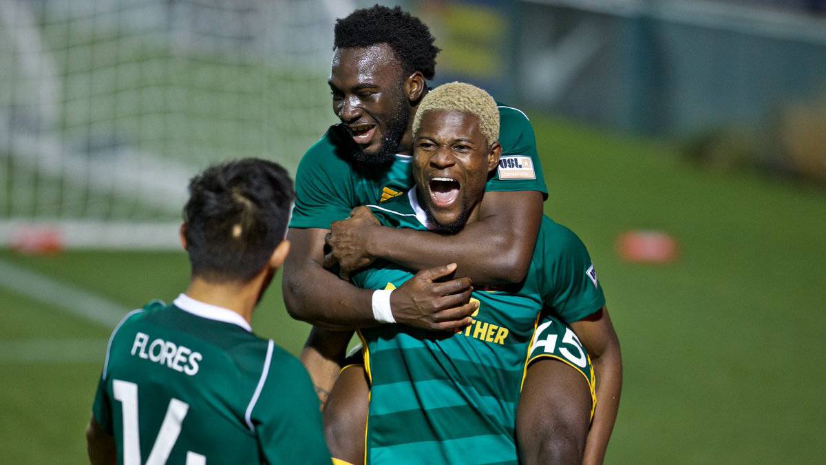 Dairon Asprilla, jugador colombiano del Portland Timblers celebra su gol de chilena.