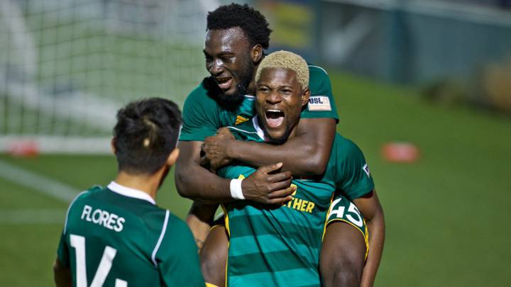 Dairon Asprilla, jugador colombiano del Portland Timblers celebra su gol de chilena.