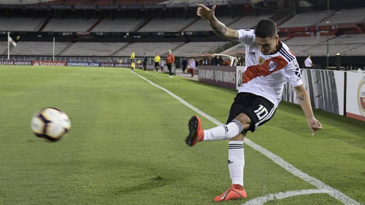 El volante colombiano Juan Fernando Quintero, cobra un tiro de esquina en el partido ante Palestino.