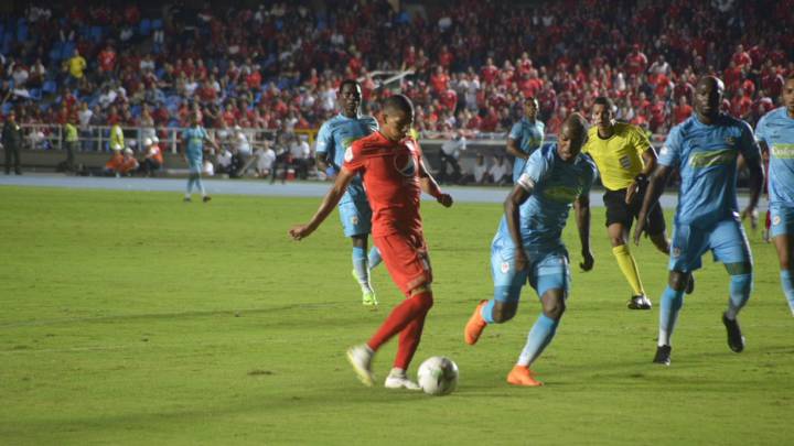 Luis Sánchez, jugador del América en el momento de su definición para anotar el gol ante Jaguares.