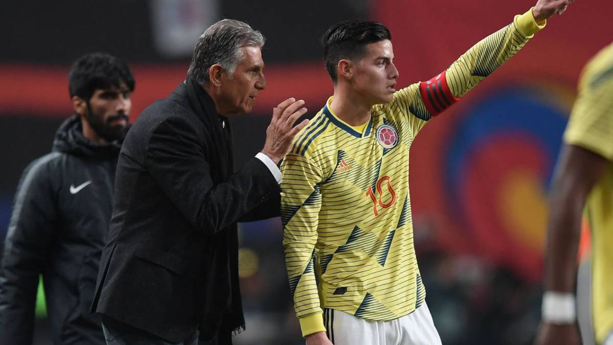 James Rodríguez y Carlos Queiroz hablan durante el partido entre Colombia y Corea del Sur por la fecha FIFA