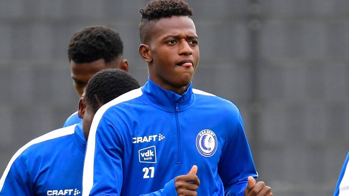 Anderson Arroyo durante un entrenamiento con el Gent de Bélgica, equipo en el que juega en condición de préstamo por parte del Liverpool de Inglaterra.