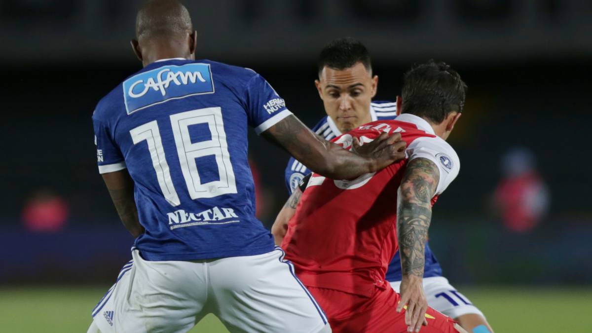 Luis Manuel Seijas con la pelota durante el clásico entre Santa Fe y Millonarios en el Torneo Fox Sports 2019