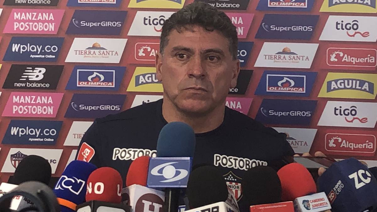 Luis Fernando Suárez en una rueda de prensa de Junior de Barranquilla