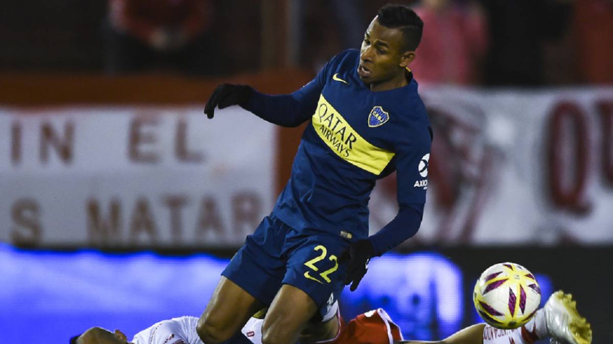 Sebastián Villa pierde una pelota en un partido entre Boca Juniors y Huracán por la Liga de Argentina