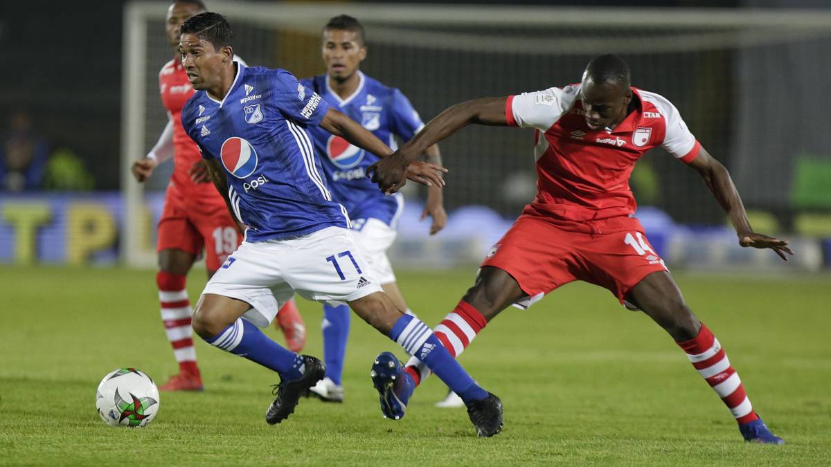 Marrugo supera a un rival durante el clásico bogotano entre Millonarios y Santa Fe