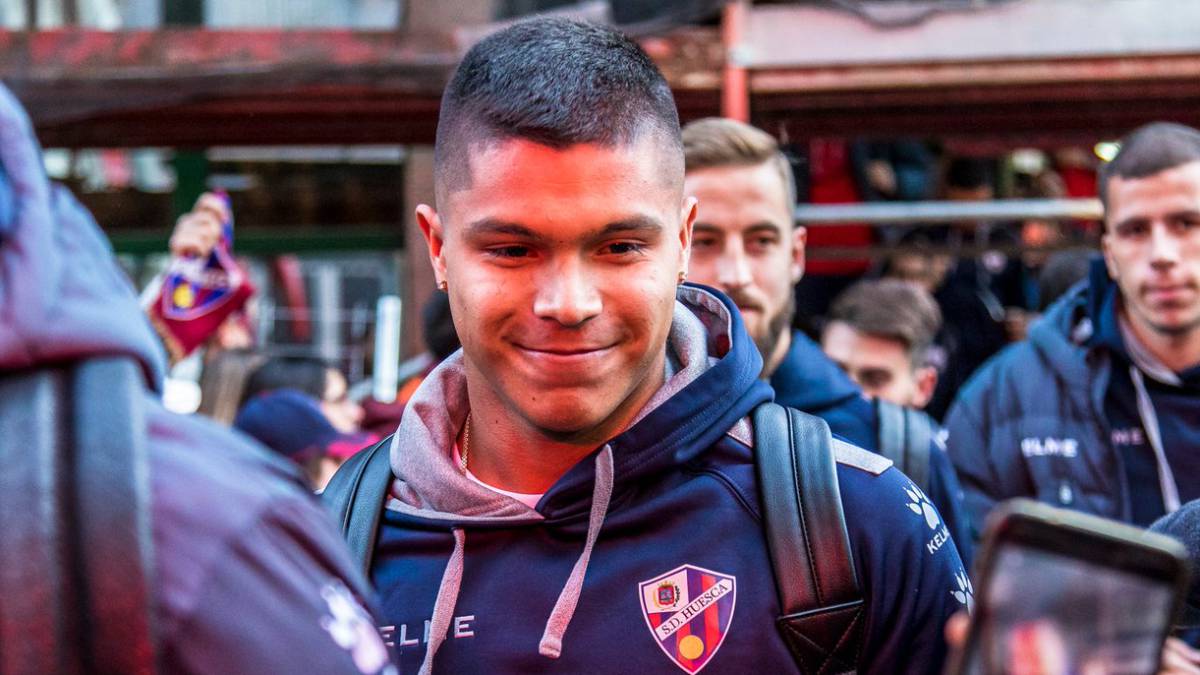 Juan Camilo Hernández previo a un juego del Huesca por la Liga de España. El Cucho visitará este domingo al Real Madrid