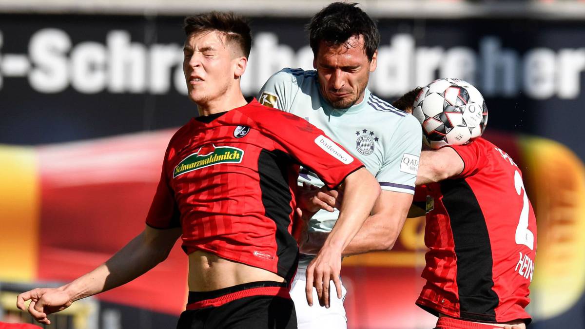 Hummelos disputa una pelota aérea en el juego ante Friburgo.
